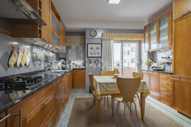 190m² three-bedroom apartment with central air conditioning and enclosed parking space for two vehicles, Property for sale in EVW-046D1P