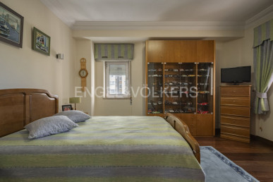 190m² three-bedroom apartment with central air conditioning and enclosed parking space for two vehicles, Property for sale in EVW-046D1P