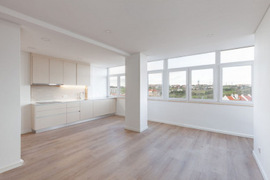 Renovated 2 bedroom apartment in Ameixoeira, Property for sale in EVW-0479FM