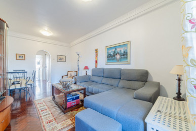 Bright 2-bedroom apartment in São Domingos de Benfica, Property for sale in EVW-047JDC