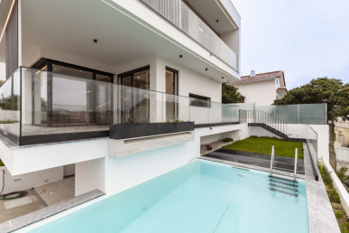 Magnificent 5-bedroom house with pool and garden in Charneca da Caparica, Property for sale in EVW-047I9K