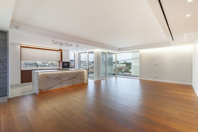 Magnificent 5-bedroom house with pool and garden in Charneca da Caparica, Property for sale in EVW-047I9K