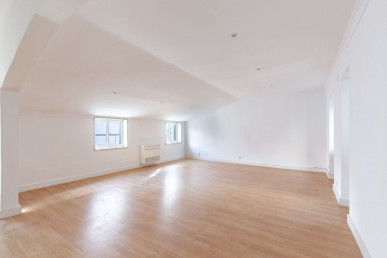 Luxury 2-Bedroom Penthouse with Balcony in Estrela, Property for sale in EVW-046XVD