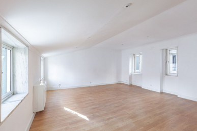 Luxury 2-Bedroom Penthouse with Balcony in Estrela, Property for sale in EVW-046XVD