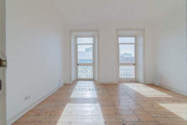 3-bedroom apartment for renovation in the center, Property for sale in EVW-02YT2M