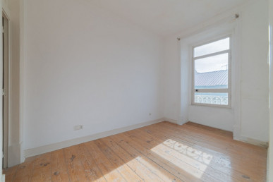 3-bedroom apartment for renovation in the center, Property for sale in EVW-02YT2M