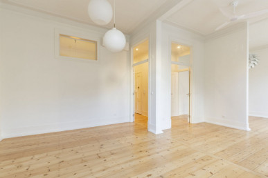 2+1 Bedroom apartment Marquês de Pombal, Property for sale in EVW-04711G