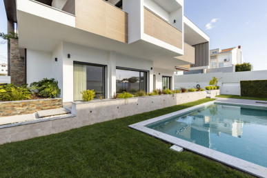 Luxurious 4-bedroom home in Sobreda, Property for sale in EVW-0479KM