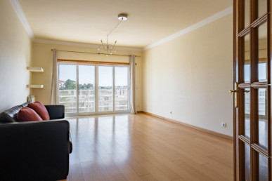 3-Bedroom Apartment with Sea View in Paço de Arcos, Property for sale in EVW-046UCQ