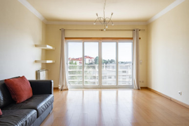3-Bedroom Apartment with Sea View in Paço de Arcos, Property for sale in EVW-046UCQ
