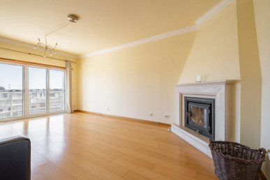 3-Bedroom Apartment with Sea View in Paço de Arcos, Property for sale in EVW-046UCQ