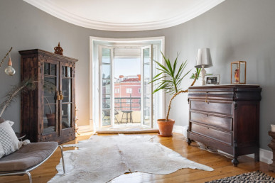 Renovated 4-bedroom apartment in Art Deco building in Anjos, Property for sale in EVW-04760X