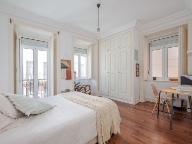 Renovated 2 bedroom apartment with two terraces in Campolide, Property for sale in EVW-047BV9