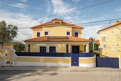 Unique 10-Room Villa | Heated Indoor Pool | Views and Serenity over Palmela Castle, Property for sale in EVW-0470XY