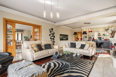 Unique 10-Room Villa | Heated Indoor Pool | Views and Serenity over Palmela Castle, Property for sale in EVW-0470XY