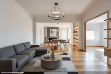 Two-bedroom Apartment in a House for Renovation in Paço de Arcos, Property for sale in EVW-0472GV