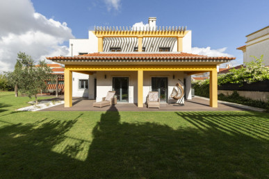 Elegant Villa with Privacy and Comfort in Barcarena, Property for sale in EVW-030T0L