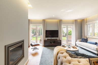 Elegant Villa with Privacy and Comfort in Barcarena, Property for sale in EVW-030T0L