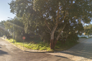 Land for Sale in Sesimbra – 260m² with Approved Housing Project, Property for sale in EVW-02Y4PH