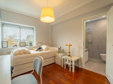 3 bedroom flat, with balcony and garage, in Foz do Douro, Property for sale in Aldoar, Foz do Douro e Nevogilde, Porto, DL36258