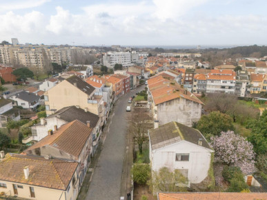 3 bedroom villa with private garden and rehabilitation project, in Porto, Property for sale in Aldoar, Foz do Douro e Nevogilde, Porto, DL36344