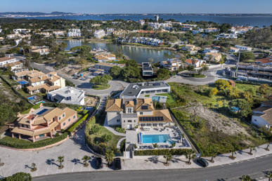 6+1 bedroom villa in Soltróia, next to the beach, with swimming pool, Property for sale in DL36879