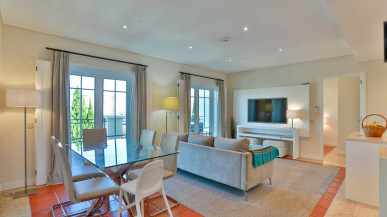 Exceptional Luxurious 2-Bed Apartment Overlooking Vilamoura Marina - 200m From The Beach, Property for sale in Vilamoura, Albufeira, PP175170