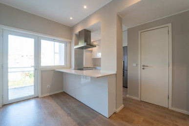 Renovated 2 Bedroom Apartment with Garage next to Boavista, Property for sale in DL37146