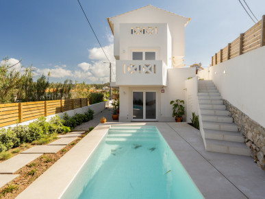 2 bedroom villa with garden and private pool in Azenhas do Mar, Property for sale in Colares, Sintra, DL34255