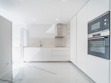 Renovated 3 bedroom flat on Avenida da Boavista, Property for sale in DL36637