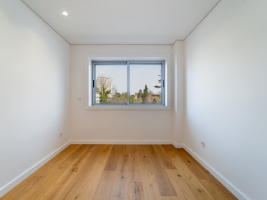 Renovated 3 bedroom flat on Avenida da Boavista, Property for sale in DL36637