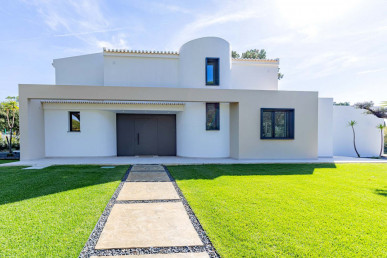 Refined Living In Vilamoura: Fully Remodelled 5-Bedroom Villa Near The Hilton, Property for sale in Vilamoura, Albufeira, PP175618