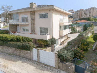 3 bedroom villa with garden in Praça do Império, Foz, Property for sale in DL37217