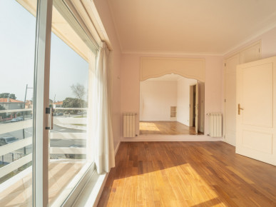 3 bedroom villa with garden in Praça do Império, Foz, Property for sale in DL37217