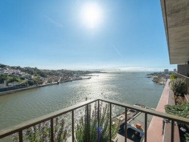 3 bedroom flat with River and Sea View, in Panorama Douro Residence, Property for sale in DL36998