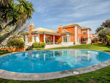 Moradia T5 em Cascais, com jardim e piscina privativa, Property for sale in Cascais e Estoril, Cascais, DL35628