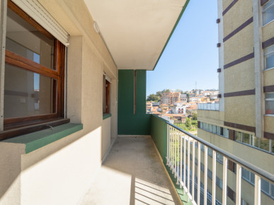 3 bedroom flat on Avenida da República, Property for sale in Mafamude e Vilar do Paraíso, Vila Nova de Gaia, DL37120