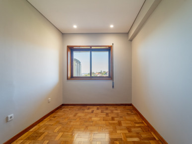 3 bedroom flat on Avenida da República, Property for sale in Mafamude e Vilar do Paraíso, Vila Nova de Gaia, DL37120