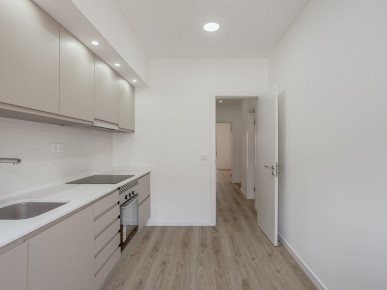 2 bedroom flat in Barreiro, renovated, with sunroom and double glazing, Property for sale in Alto do Seixalinho, Santo André e Verderena, Barreiro, DL37484