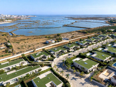 Stunning 3 Bedroom Waterfront Villa in Faro with Sweeping Water and City Views, Property for sale in Faro, Faro, PP176345