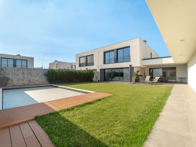5 Bedroom Villa with Pool and Garden, in Valadares, Property for sale in Gulpilhares e Valadares, Vila Nova de Gaia, DL37215