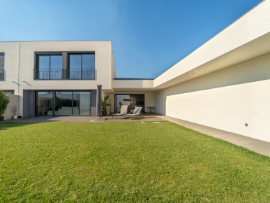 5 Bedroom Villa with Pool and Garden, in Valadares, Property for sale in Gulpilhares e Valadares, Vila Nova de Gaia, DL37215