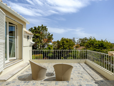 Detached 5 bedroom villa, with garden and swimming pool, in Monte Estoril, Property for sale in DL37226