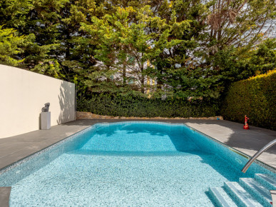 Detached 5 bedroom villa, with garden and swimming pool, in Monte Estoril, Property for sale in DL37226