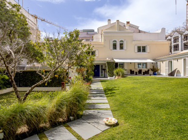Detached 5 bedroom villa, with garden and swimming pool, in Monte Estoril, Property for sale in DL37226