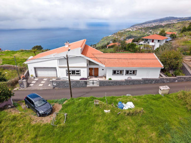 Single-Storey Villa With Panoramic Ocean Views, Property for sale in Calheta, Madeira, PP175851