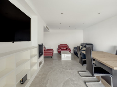 2 bedroom flat in front of the sea, in a private condominium, Cascais, Property for sale in Cascais e Estoril, Cascais, DL37224