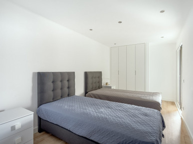 2 bedroom flat in front of the sea, in a private condominium, Cascais, Property for sale in Cascais e Estoril, Cascais, DL37224