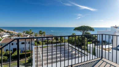 Contemporary Three-Bedroom Seafront Villa with Rooftop Terrace in Vale do Lobo, Property for sale in Almancil, Loulé, PP176381
