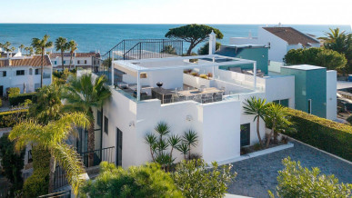 Contemporary Three-Bedroom Seafront Villa with Rooftop Terrace in Vale do Lobo, Property for sale in Almancil, Loulé, PP176381